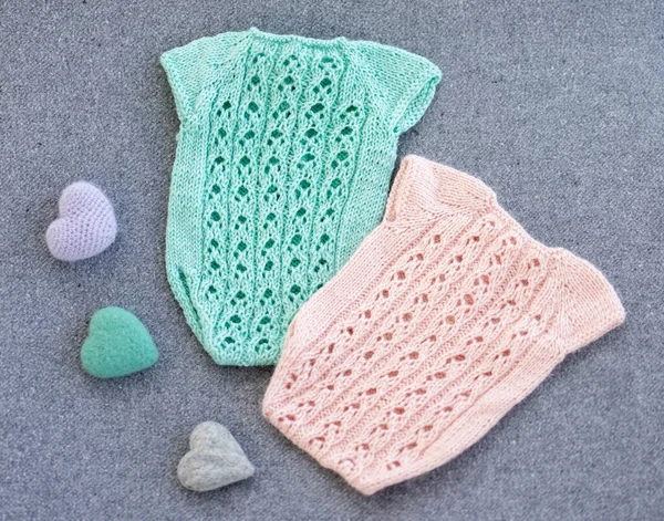 Gestrickte Babykleidung für Neugeborene — Stockfoto