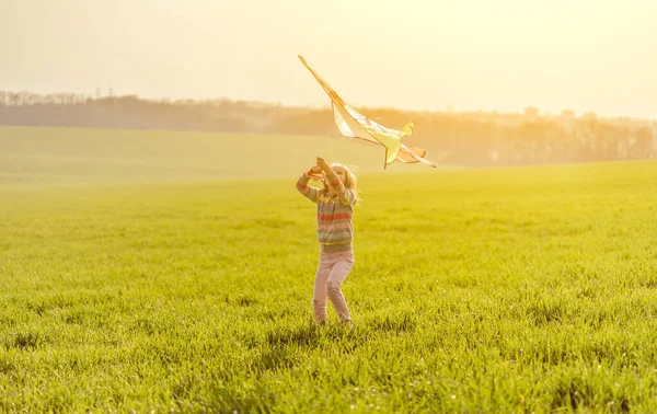 Little girl with flying kite — Stock Photo, Image