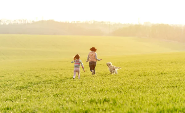 Mutter und Tochter mit Hund — Stockfoto