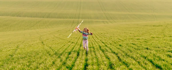 Hermosa niña jugando con cometa — Foto de Stock