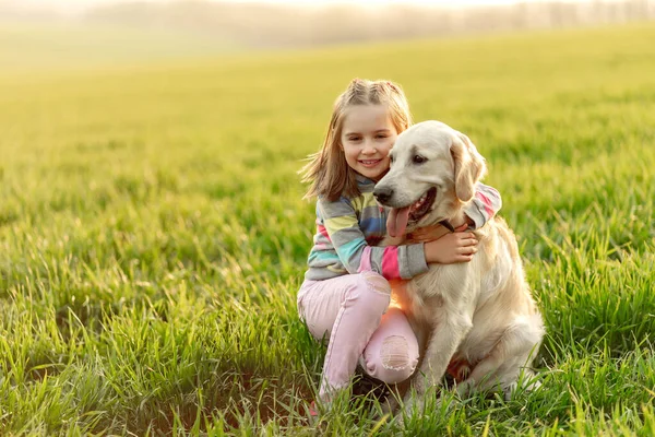 Liten flicka kramar vacker hund — Stockfoto