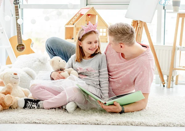 Carino piccola figlia con padre felice — Foto Stock