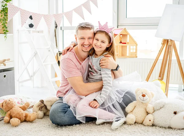 Buon padre che si abbraccia con figlia sorridente — Foto Stock