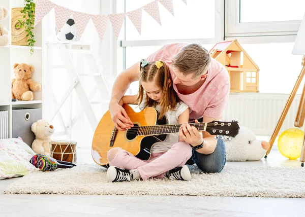 Baba tatlı kızıyla gitar çalıyor. — Stok fotoğraf