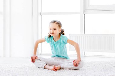 Küçük kız antrenman yapıyor.