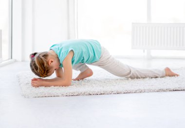 Kız sicim yapmaya çalışıyor