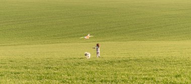 Uçurtmayla koşan mutlu kız