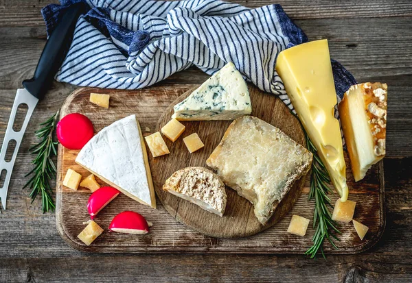 Prato de queijo com alecrim — Fotografia de Stock
