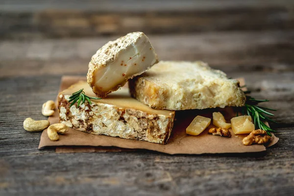 Hartige stukjes kaas — Stockfoto