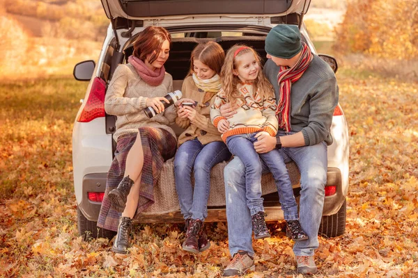 Familie zit in de kofferbak — Stockfoto