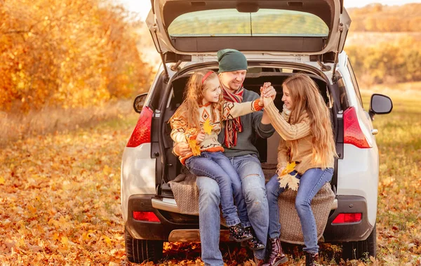 Far med döttrar i höstens omgivning — Stockfoto