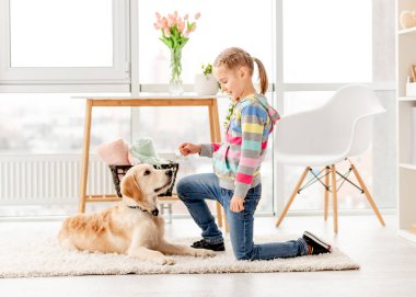Evde köpek eğiten kız.