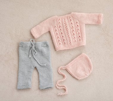 Yeni doğmuş bebek kıyafetleri.