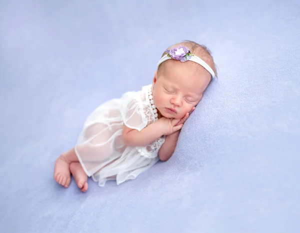 Cute noworodka w koronki sukienka — Zdjęcie stockowe