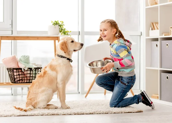 Menina com tigela para cão — Fotografia de Stock