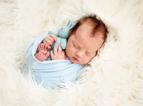 Niedlich Neugeborenen schlafen mit Spielzeug — Stockfoto