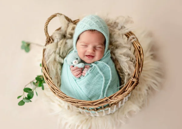 Engraçado recém-nascido sorrindo em sonho — Fotografia de Stock