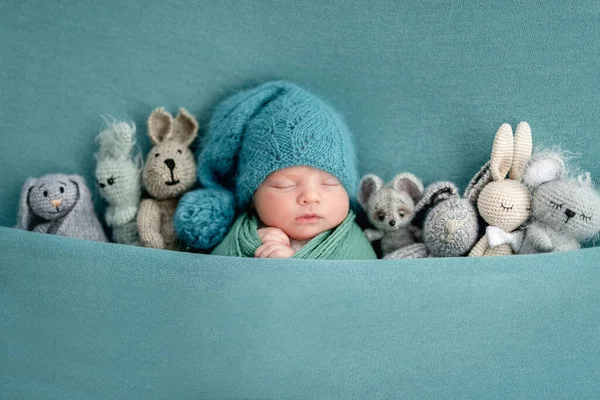 Красивый новорожденный с вязаными игрушками — стоковое фото