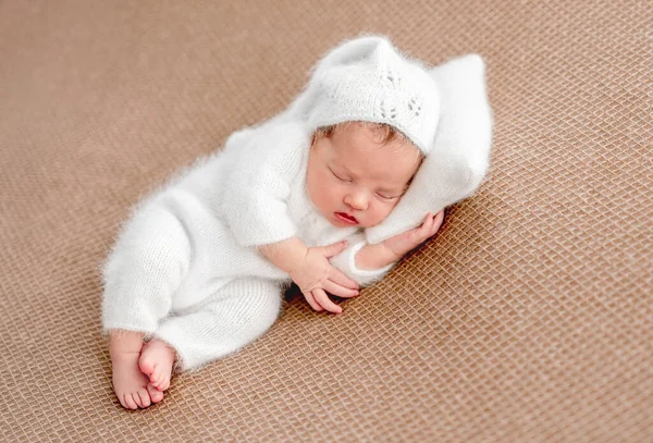 Küçük yastıkta dinlenen sevimli yeni doğan bebek. — Stok fotoğraf