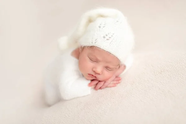 Невинный новорожденный ангел — стоковое фото