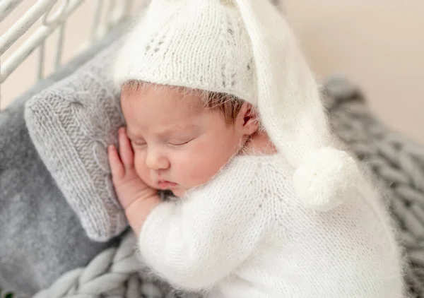 Bellissimo neonato su un letto minuscolo — Foto Stock