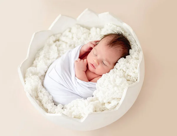 Милый новорожденный в яичной колыбели — стоковое фото