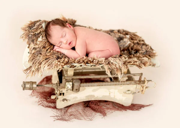 Zoete naakte pasgeborene op weegschaal — Stockfoto