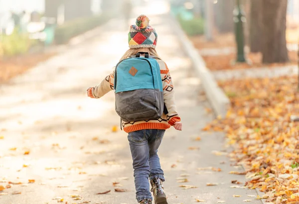 School meisje gaat naar huis — Stockfoto