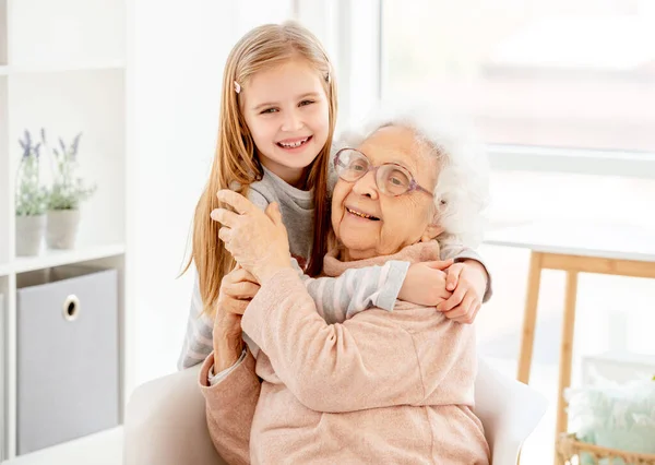 Schöne Oma mit Enkelin — Stockfoto
