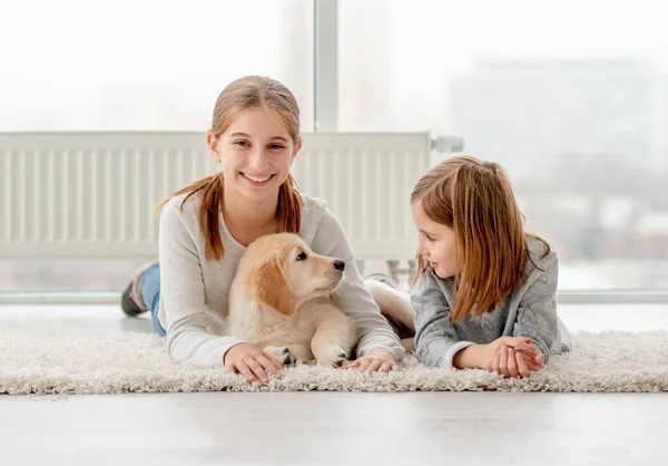 Amigos felices y perro joven — Foto de Stock