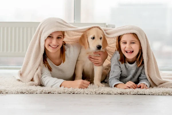 Sevgili kız kardeşler ve köpek yavrusu — Stok fotoğraf