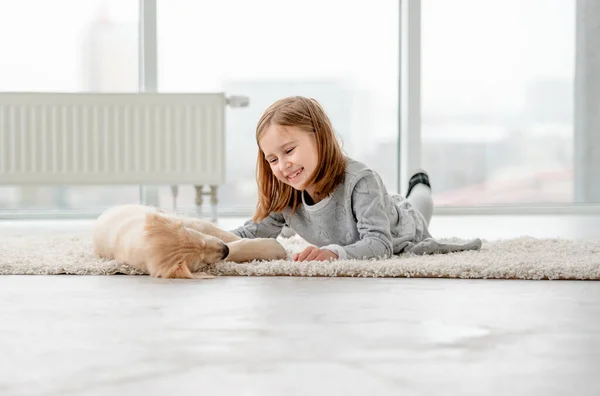 Klein meisje met jonge hond — Stockfoto