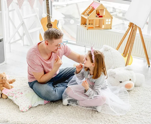 Uomo e ragazza con gli occhiali su bastone — Foto Stock