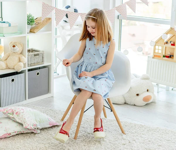 Menina em sapatos de calcanhar mães — Fotografia de Stock