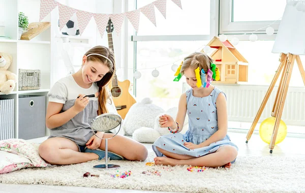 Glada flickor barn leker med smink — Stockfoto