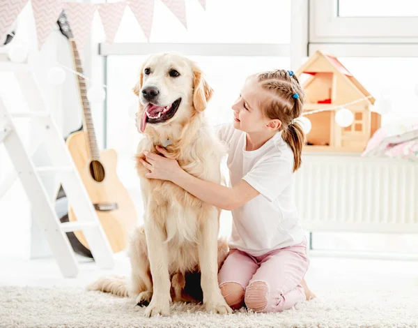 Lycklig liten flicka kramande vacker hund — Stockfoto