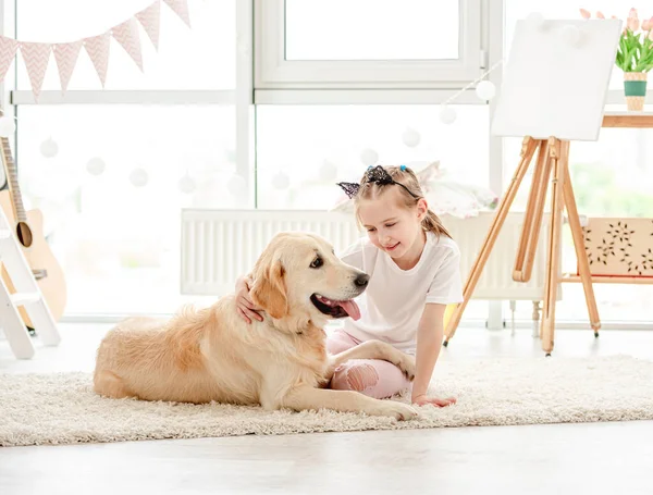 Мила маленька дівчинка з милим собакою — стокове фото
