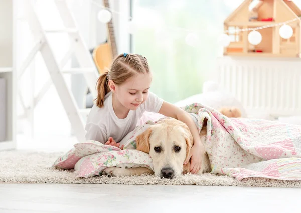 Vacker liten flicka täcker söt hund — Stockfoto