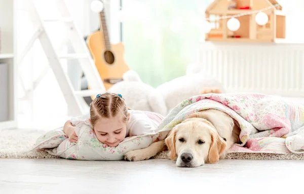 Klein meisje met hond onder deken — Stockfoto