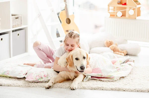 Bonito menina abraçando adorável cão — Fotografia de Stock