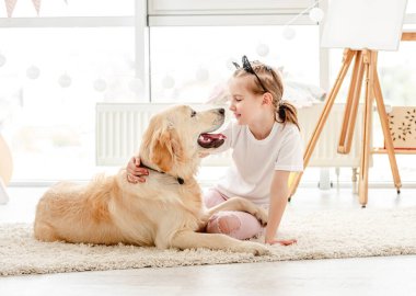 Sevimli köpeği olan neşeli küçük kız.