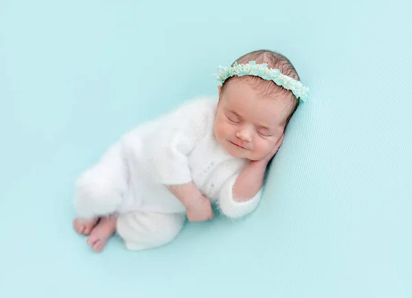 Bastante recién nacido sonriendo en dulce sueño — Foto de Stock