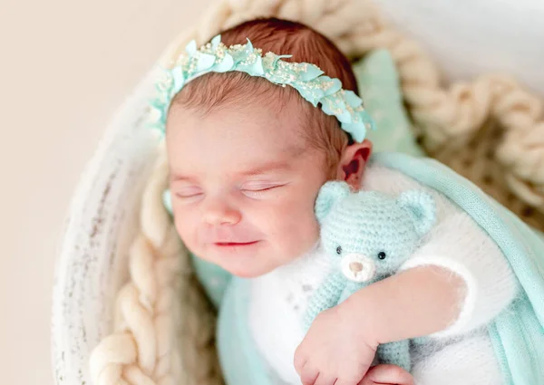 Sorriso encantador de recém-nascido adormecido — Fotografia de Stock