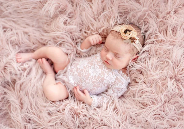 Encantador recién nacido con traje de encaje —  Fotos de Stock