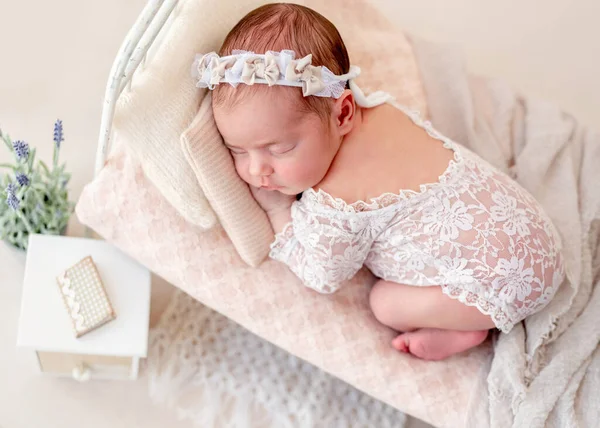 Engraçado recém-nascido dormindo em cama pequena — Fotografia de Stock