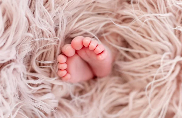 Nackte Füße eines Neugeborenen — Stockfoto