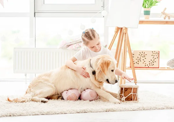 Liten flicka spelar musik med hund — Stockfoto