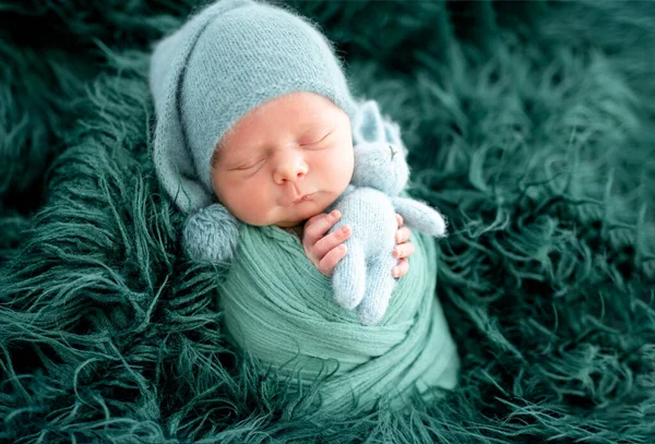 Bellissimo neonato in cappello a maglia verde — Foto Stock