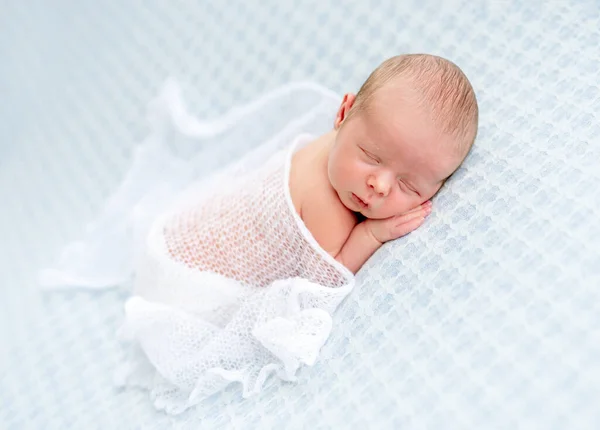 Niedlich nackt Neugeborenes schlafen auf Bauch — Stockfoto