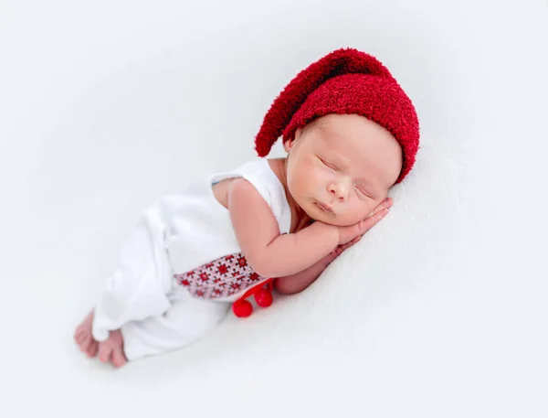 かわいい新生児の服を具現化シャツ — ストック写真